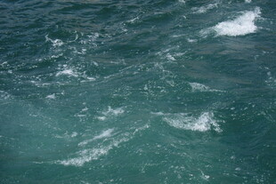 海面波光水纹特写