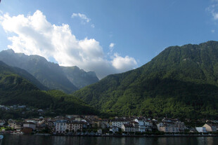 湖畔青山小镇风光