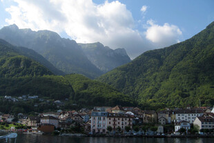 青山湖畔小镇风光