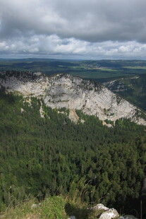 山巅俯瞰山野风光