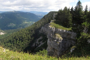高山崖边山野风光