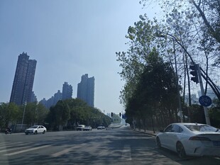 城市晴朗街景