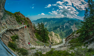 山间盘山公路自然风光