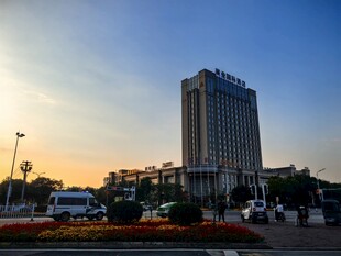 黄昏城市高楼街景