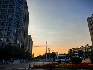 城市黄昏街景