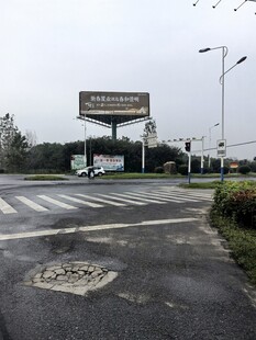城郊路口高炮广告牌