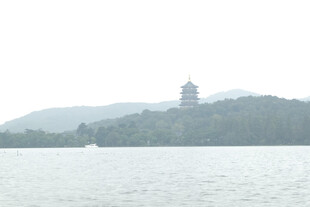 烟雨湖山古塔远景