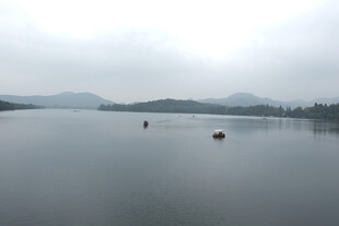 雾色朦胧湖景山色
