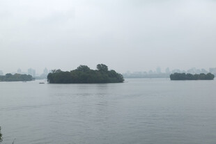 雾中湖面小岛风光