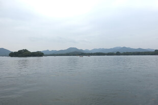 阴天湖景远山风光