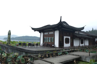 湖畔中式古典建筑