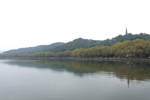 雾中湖山远景