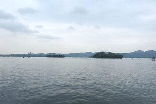 阴天湖中远岛山景