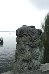 湖畔石雕景观