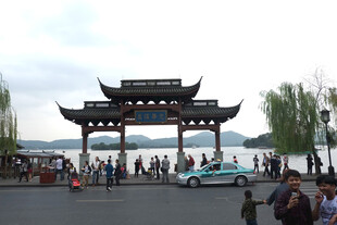 湖畔中式古牌坊