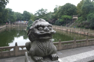 湖畔瑞兽石雕