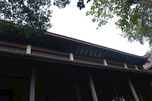 仰拍中式古建屋檐