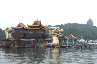 湖上龙形仿古画舫