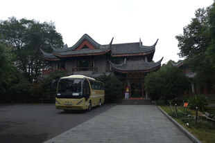 中式古建前的观光巴士