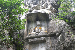 山间摩崖石刻佛像