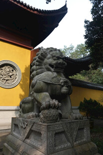 寺院门前石狮子