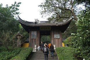 古寺山门游览场景
