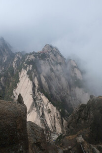 云雾笼罩险峻山峰