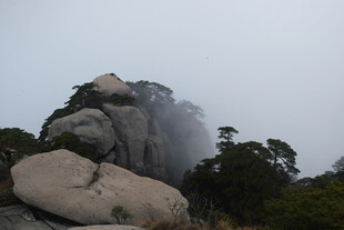 雾绕山石自然山景