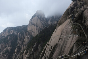 华山雾中峭壁风光