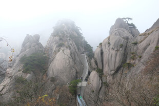 雾绕奇峰山野风光