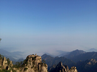 蓝天下的山峦奇峰