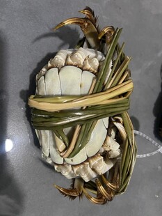 香草捆扎的活大闸蟹 螃蟹