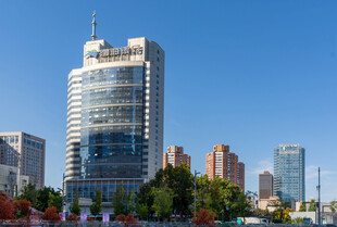 晴朗蓝天下的城市高楼
