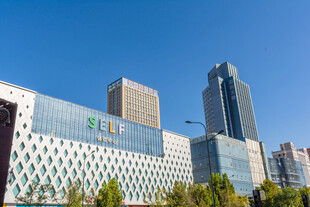 晴朗蓝天下的城市建筑群