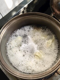 锅中沸水煮饺子