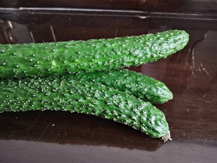 三根新鲜带刺黄瓜