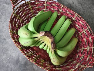 竹篮里的青香蕉