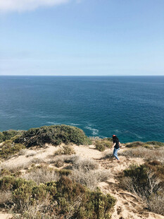 海岸徒步观碧海蓝天