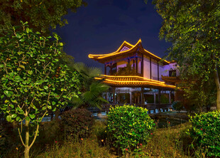 夜景中式古建园林风光