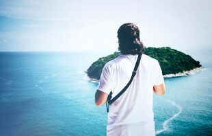 眺望碧海小岛的旅人